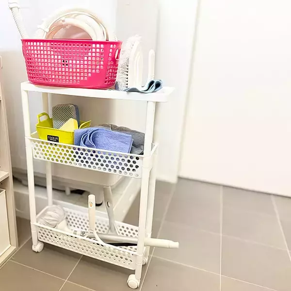 「【高コスパアイテム】550円で通気性も抜群！ダイソーの隙間ワゴンで掃除道具をすっきり収納 by emiさん」の画像