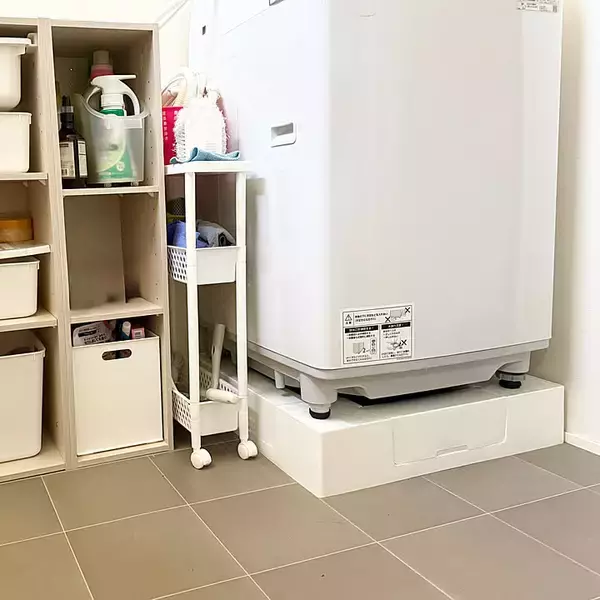 「【高コスパアイテム】550円で通気性も抜群！ダイソーの隙間ワゴンで掃除道具をすっきり収納 by emiさん」の画像