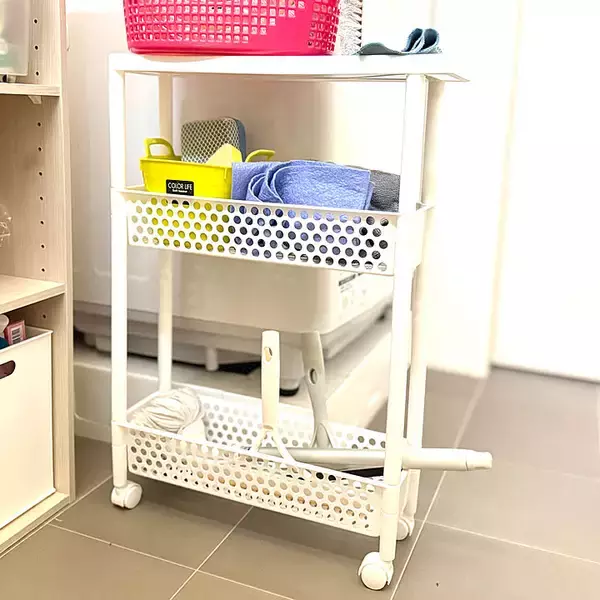 「【高コスパアイテム】550円で通気性も抜群！ダイソーの隙間ワゴンで掃除道具をすっきり収納 by emiさん」の画像