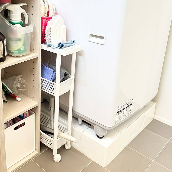 【高コスパアイテム】550円で通気性も抜群！ダイソーの隙間ワゴンで掃除道具をすっきり収納 by emiさん