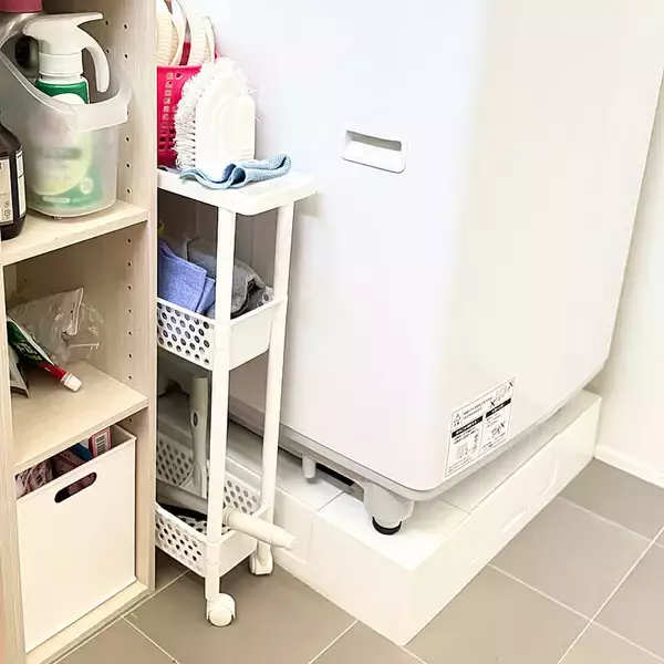 「【高コスパアイテム】550円で通気性も抜群！ダイソーの隙間ワゴンで掃除道具をすっきり収納 by emiさん」の画像