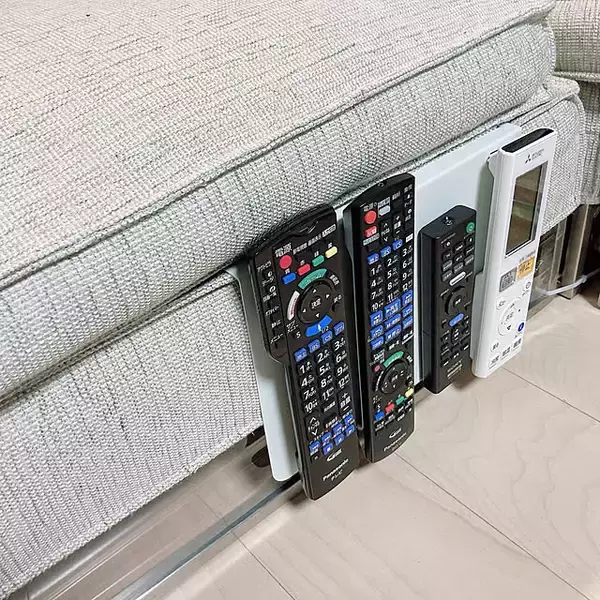 「迷わず戻せて、探す手間を減らす！リビングのリモコン置き場アイデア5選」の画像