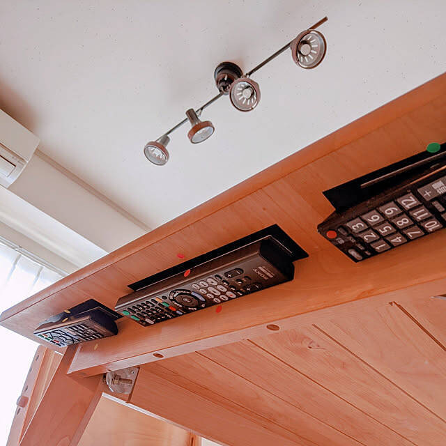 迷わず戻せて、探す手間を減らす！リビングのリモコン置き場アイデア5選