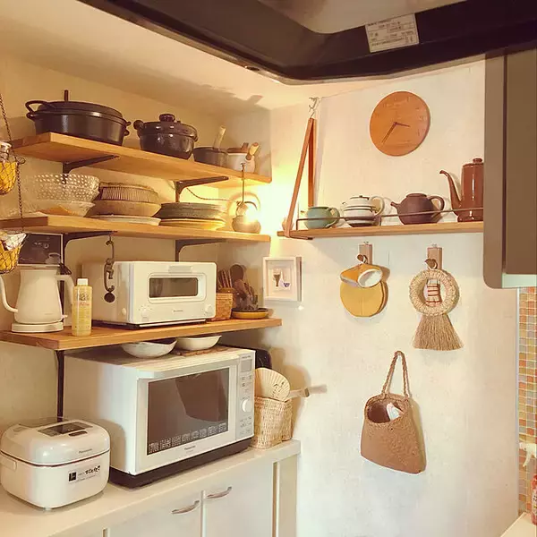 「棚板の高さを簡単に変えられる♪ガチャ柱でウォールシェルフをDIY」の画像