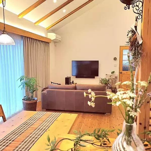 「ゆとりある空間と自然を感じる心地よい暮らし。魅力あふれる平屋のお家実例10選」の画像