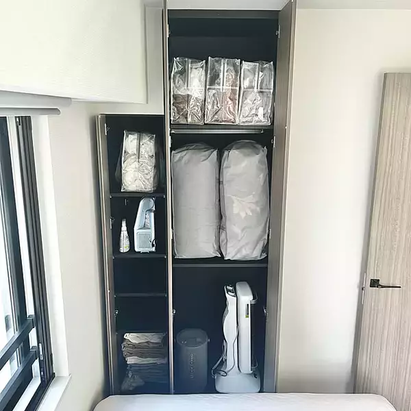 「限られた空間でも効率よく収納できる！収納家具やクローゼットなどを活用した、寝室収納のアイデア10選」の画像