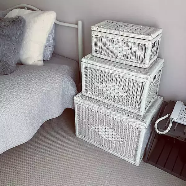 「限られた空間でも効率よく収納できる！収納家具やクローゼットなどを活用した、寝室収納のアイデア10選」の画像