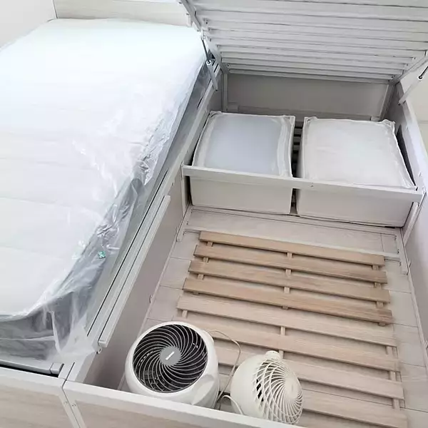 「限られた空間でも効率よく収納できる！収納家具やクローゼットなどを活用した、寝室収納のアイデア10選」の画像