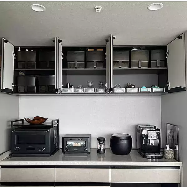 使えるスペースにチェンジ♪高い場所でも活躍する吊り戸棚の収納アイデア