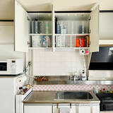 「使えるスペースにチェンジ♪高い場所でも活躍する吊り戸棚の収納アイデア」の画像2