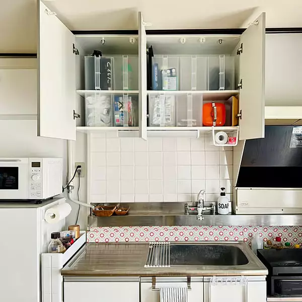 「使えるスペースにチェンジ♪高い場所でも活躍する吊り戸棚の収納アイデア」の画像