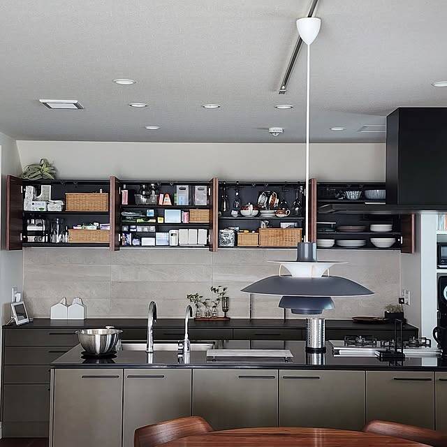 使えるスペースにチェンジ♪高い場所でも活躍する吊り戸棚の収納アイデア