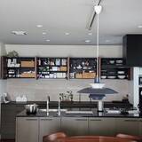 「使えるスペースにチェンジ♪高い場所でも活躍する吊り戸棚の収納アイデア」の画像4