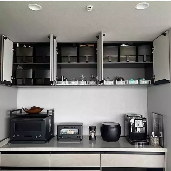 「使えるスペースにチェンジ♪高い場所でも活躍する吊り戸棚の収納アイデア」の画像