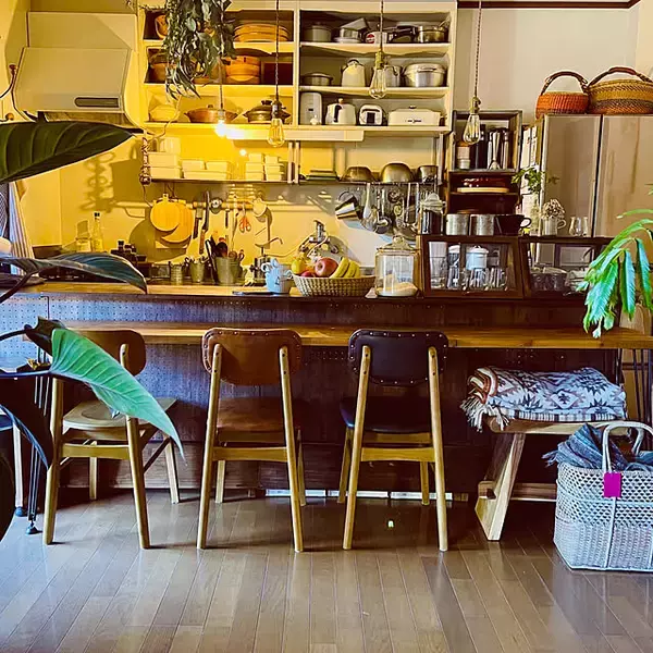 「使えるスペースにチェンジ♪高い場所でも活躍する吊り戸棚の収納アイデア」の画像