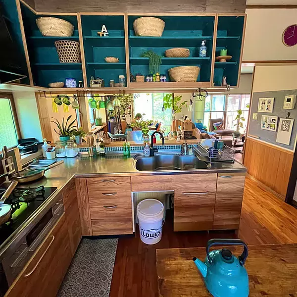 「使えるスペースにチェンジ♪高い場所でも活躍する吊り戸棚の収納アイデア」の画像