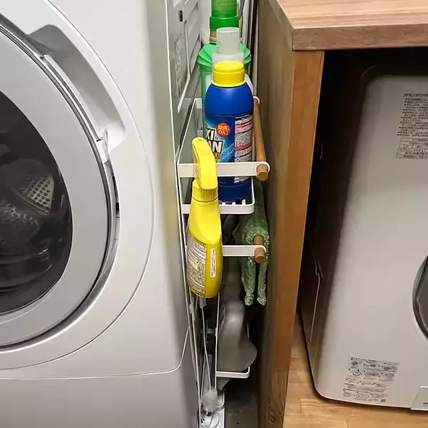 「デッドスペースが立派な収納に！すっきりと使いやすい隙間収納のアイデア6選」の画像