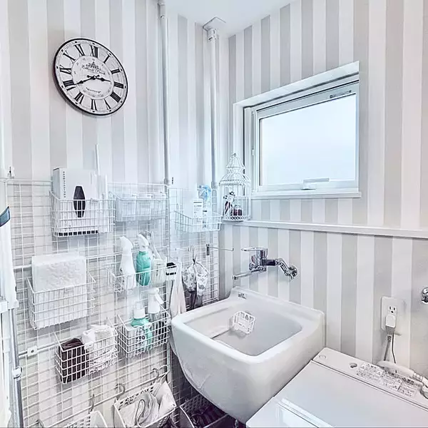 「デッドスペースが立派な収納に！すっきりと使いやすい隙間収納のアイデア6選」の画像