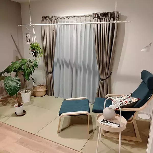 「のんびり腰かけていつまでも心地よく。IKEAのポエングで作るリラックススペース」の画像
