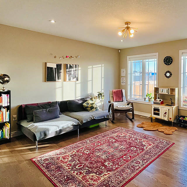 のんびり腰かけていつまでも心地よく。IKEAのポエングで作るリラックススペース