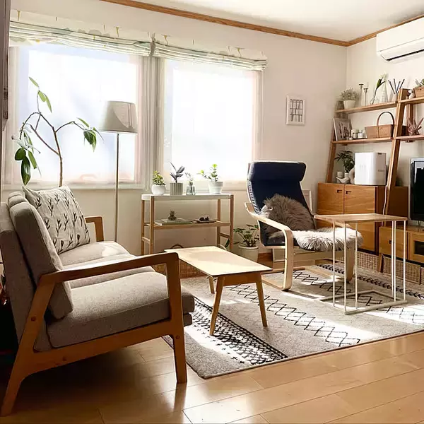 「のんびり腰かけていつまでも心地よく。IKEAのポエングで作るリラックススペース」の画像