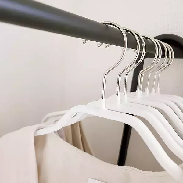 「ズレない・省スペース・きれいなシルエットをキープ！衣類収納の救世主「MAWAハンガー」」の画像