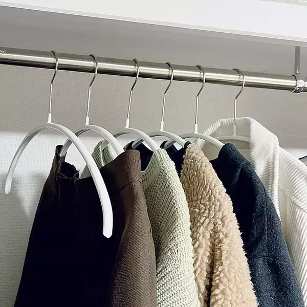 「ズレない・省スペース・きれいなシルエットをキープ！衣類収納の救世主「MAWAハンガー」」の画像