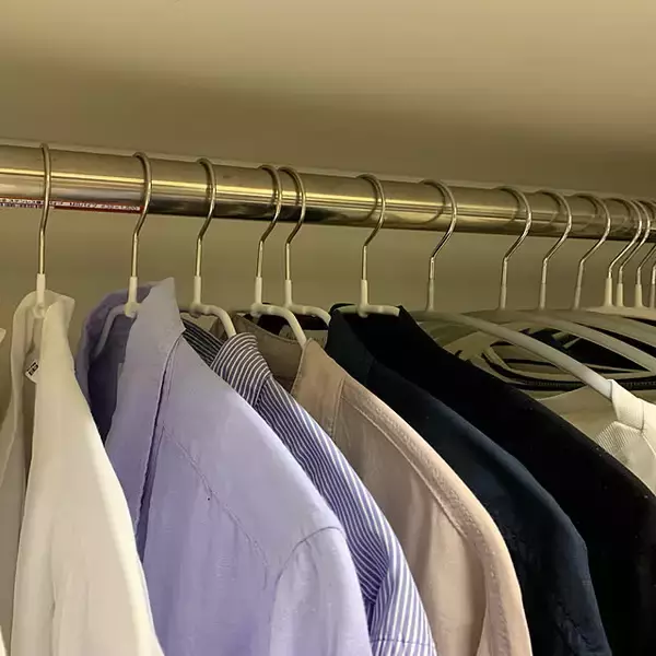「ズレない・省スペース・きれいなシルエットをキープ！衣類収納の救世主「MAWAハンガー」」の画像