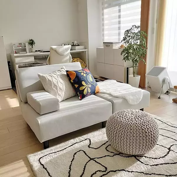 「ベーシックカラーで楽しむ大人のリラックス空間。ナチュラルモダンなコーディネート実例集」の画像