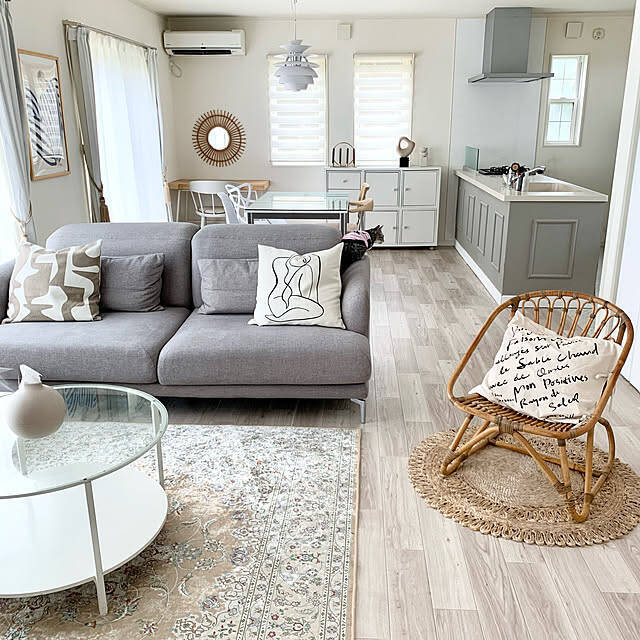 ベーシックカラーで楽しむ大人のリラックス空間。ナチュラルモダンなコーディネート実例集