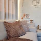 「素材・柄・テイストなど種類豊富でインテリアのアクセントにぴったり♡ダイソーのクッションカバーをご紹介」の画像1