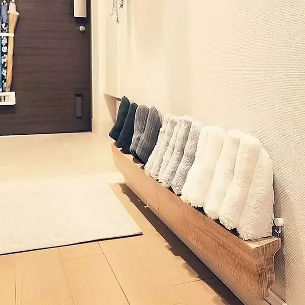 「毎日の掃除がぐんとラクになる！スペースも有効に使える、浮かせる収納アイデア6選」の画像