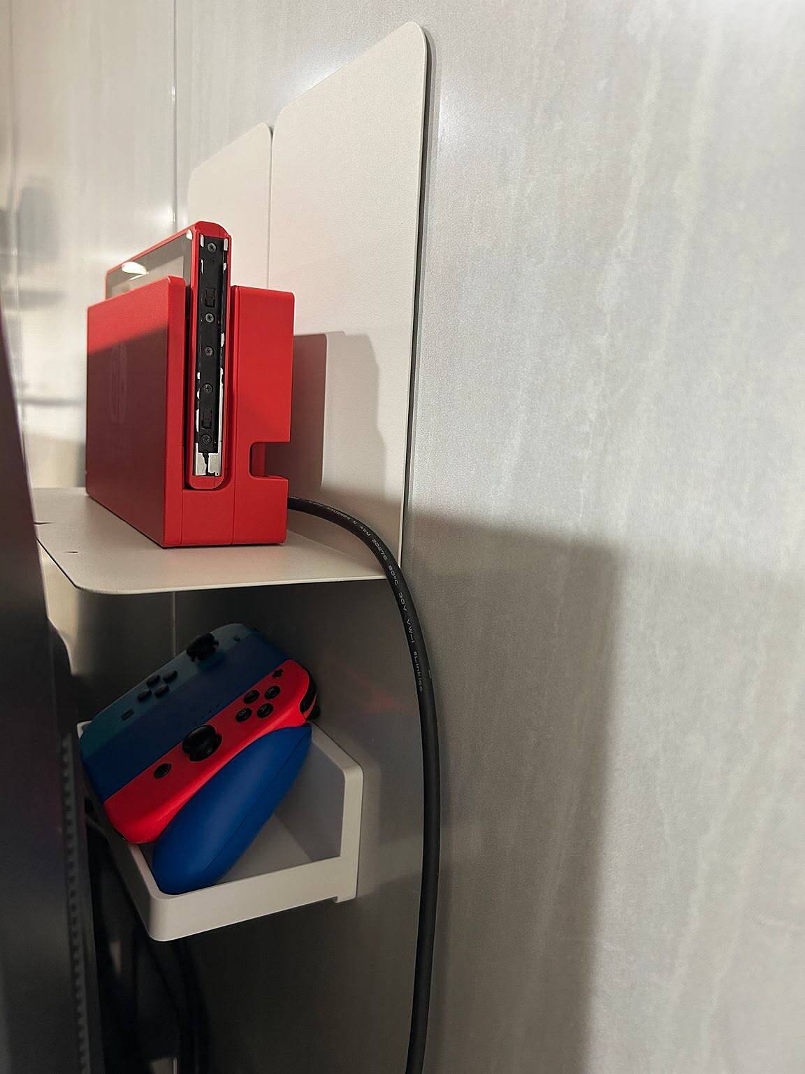 「磁石が付く壁に、たった1STEPで棚をつくる簡単アイデア」 by m.coccoさん