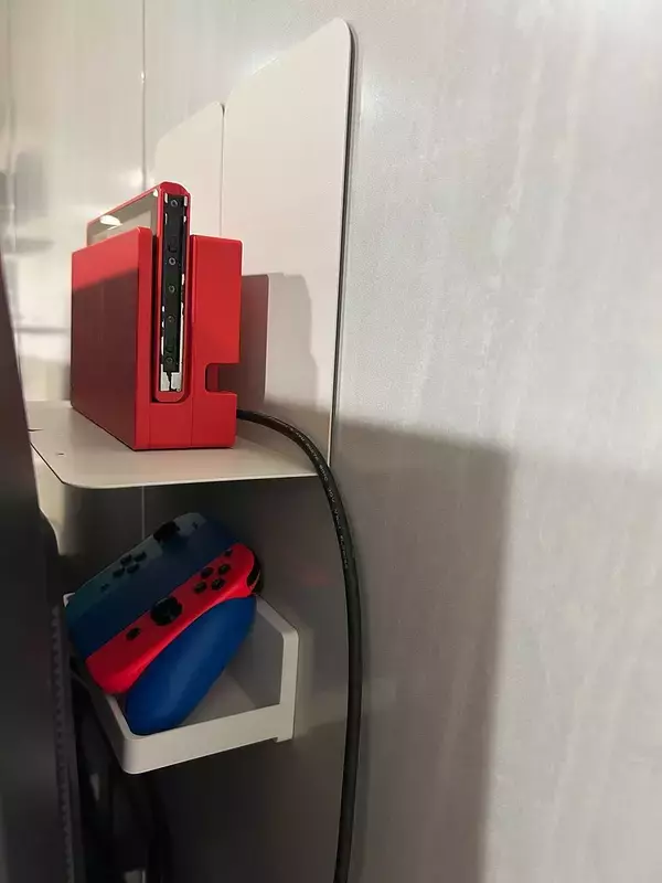 「「磁石が付く壁に、たった1STEPで棚をつくる簡単アイデア」 by m.coccoさん」の画像