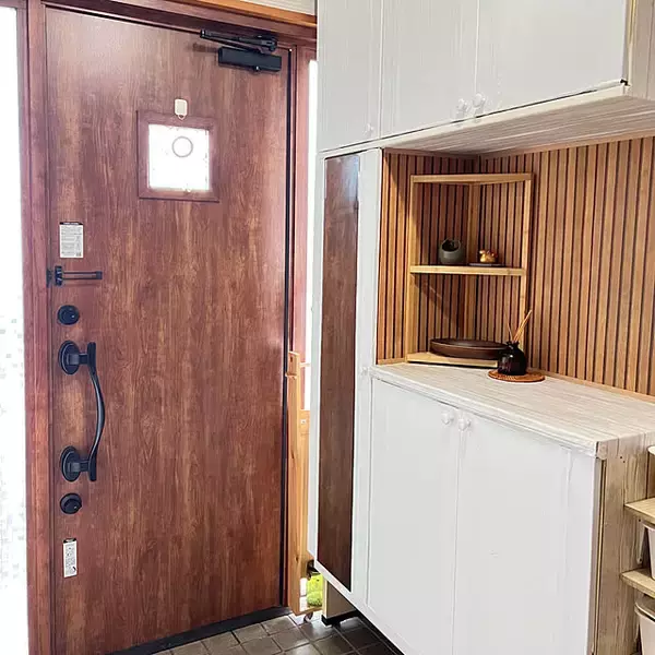 「セルフリフォームで暮らしに彩りをプラス。壁紙屋本舗の内装アイテムを活用した実例6選」の画像