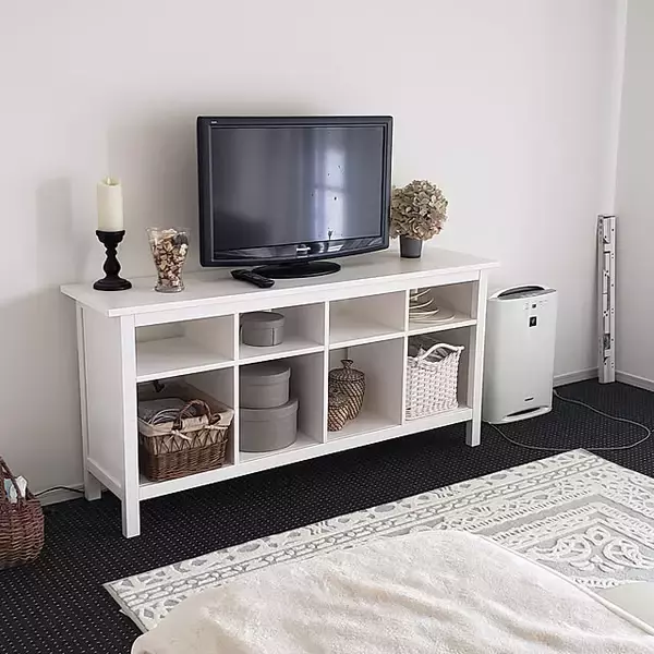「収納も見た目も大満足！インテリアになじむIKEAのテレビ台のある暮らし」の画像