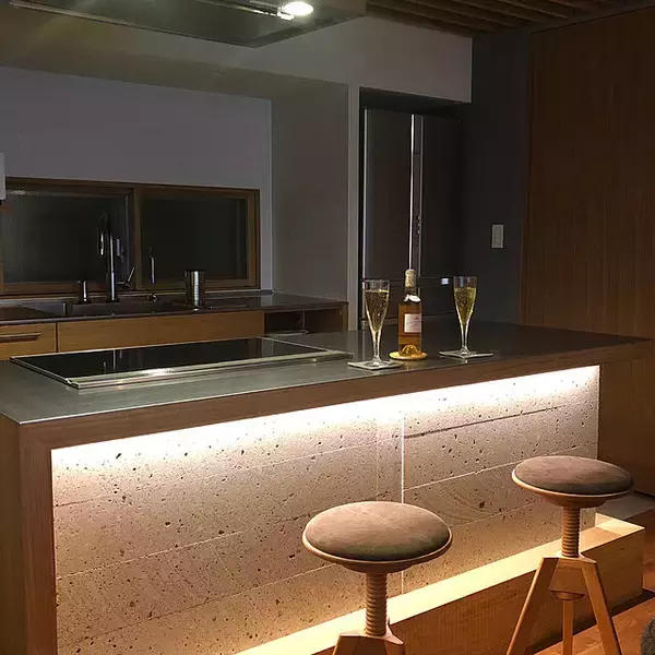 「外食気分を味わえるのがうれしい。細部までこだわるレストラン風インテリア」の画像