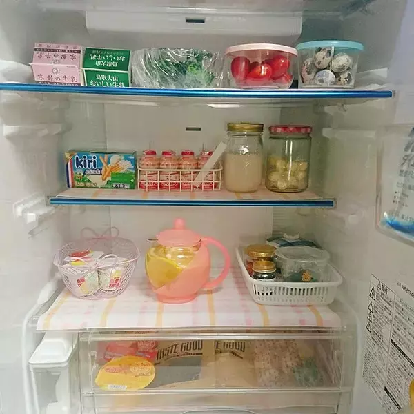 「色や柄も選べる♡便利すぎるセリアの食器棚シート活用実例」の画像