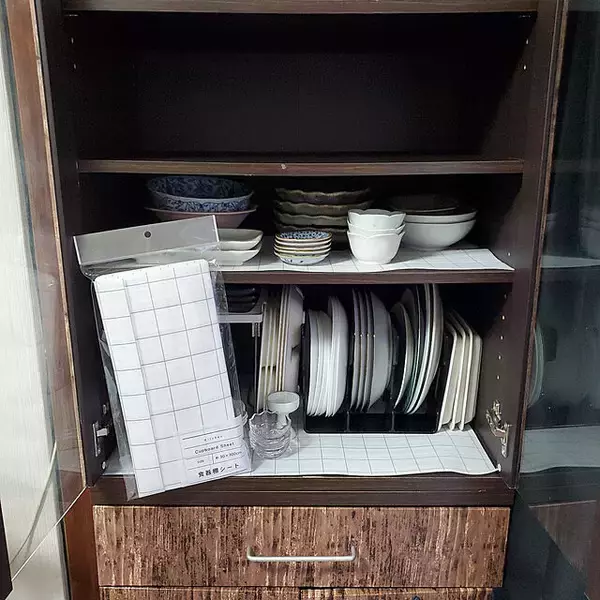 「色や柄も選べる♡便利すぎるセリアの食器棚シート活用実例」の画像