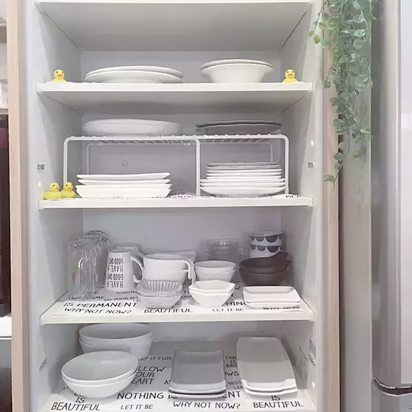 「色や柄も選べる♡便利すぎるセリアの食器棚シート活用実例」の画像