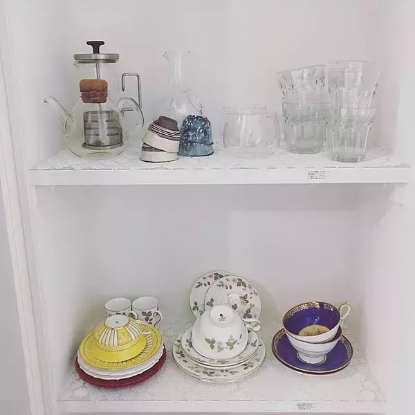 「色や柄も選べる♡便利すぎるセリアの食器棚シート活用実例」の画像
