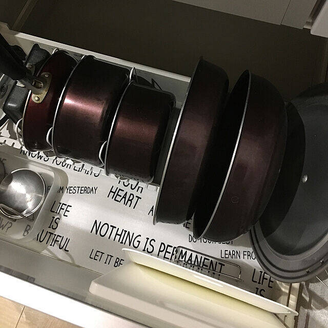 色や柄も選べる♡便利すぎるセリアの食器棚シート活用実例