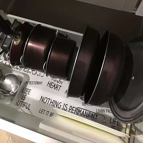 「色や柄も選べる♡便利すぎるセリアの食器棚シート活用実例」の画像