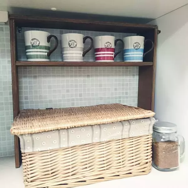 「色や柄も選べる♡便利すぎるセリアの食器棚シート活用実例」の画像