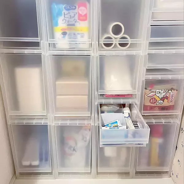 「スリムだから使い道が広がる！無印良品のポリプロピレンストッカーを使った収納アイデア」の画像
