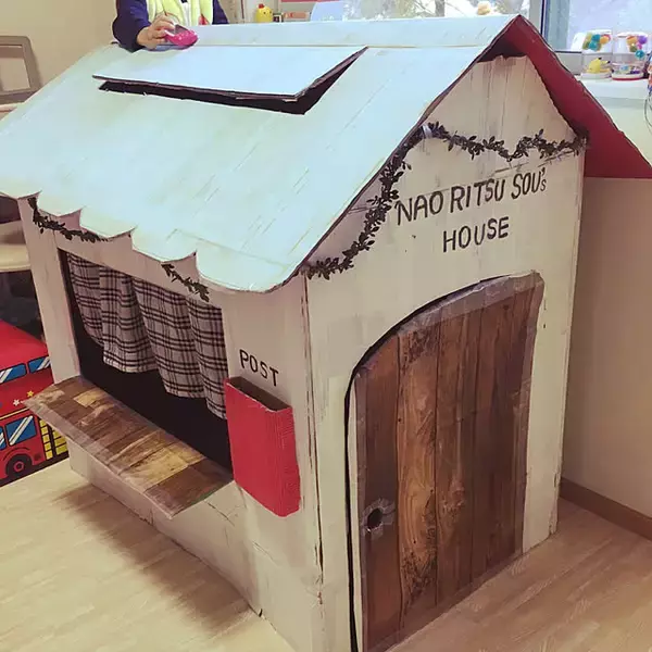 「個性が光るダンボールハウスに大変身！遊び心あふれるDIYカタログ」の画像