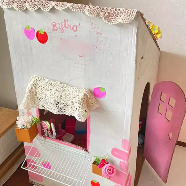 「個性が光るダンボールハウスに大変身！遊び心あふれるDIYカタログ」の画像