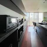 「「統一感と無駄のなさを極めた、大迫力のシンプルキッチン」 by MONOTOLIFEさん」の画像1