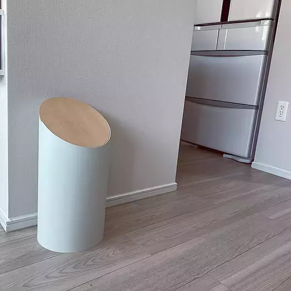 「お部屋の必需品がインテリアに♪使いやすくて見栄えもいいリビングに置きたくなるゴミ箱6選」の画像