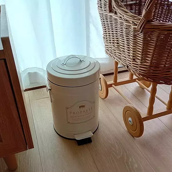 「お部屋の必需品がインテリアに♪使いやすくて見栄えもいいリビングに置きたくなるゴミ箱6選」の画像